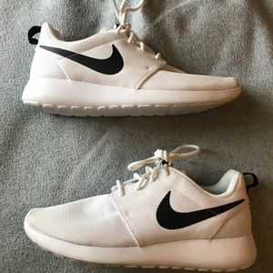 Nike Women's Roshe One Running Shoe, White/Black